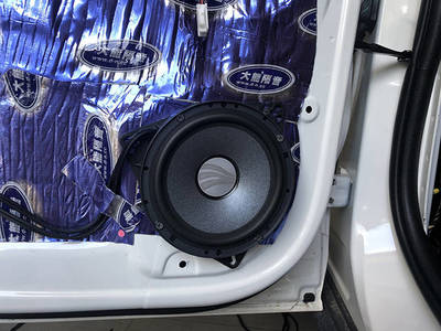 福特領(lǐng)界音響改裝德國(guó)彩虹喇叭+愛(ài)威備胎低音 深圳享聲汽車音響
